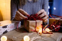 KTU ekspertė: kuo pavojinga lipni juostelė pakuojant Kalėdines dovanas?