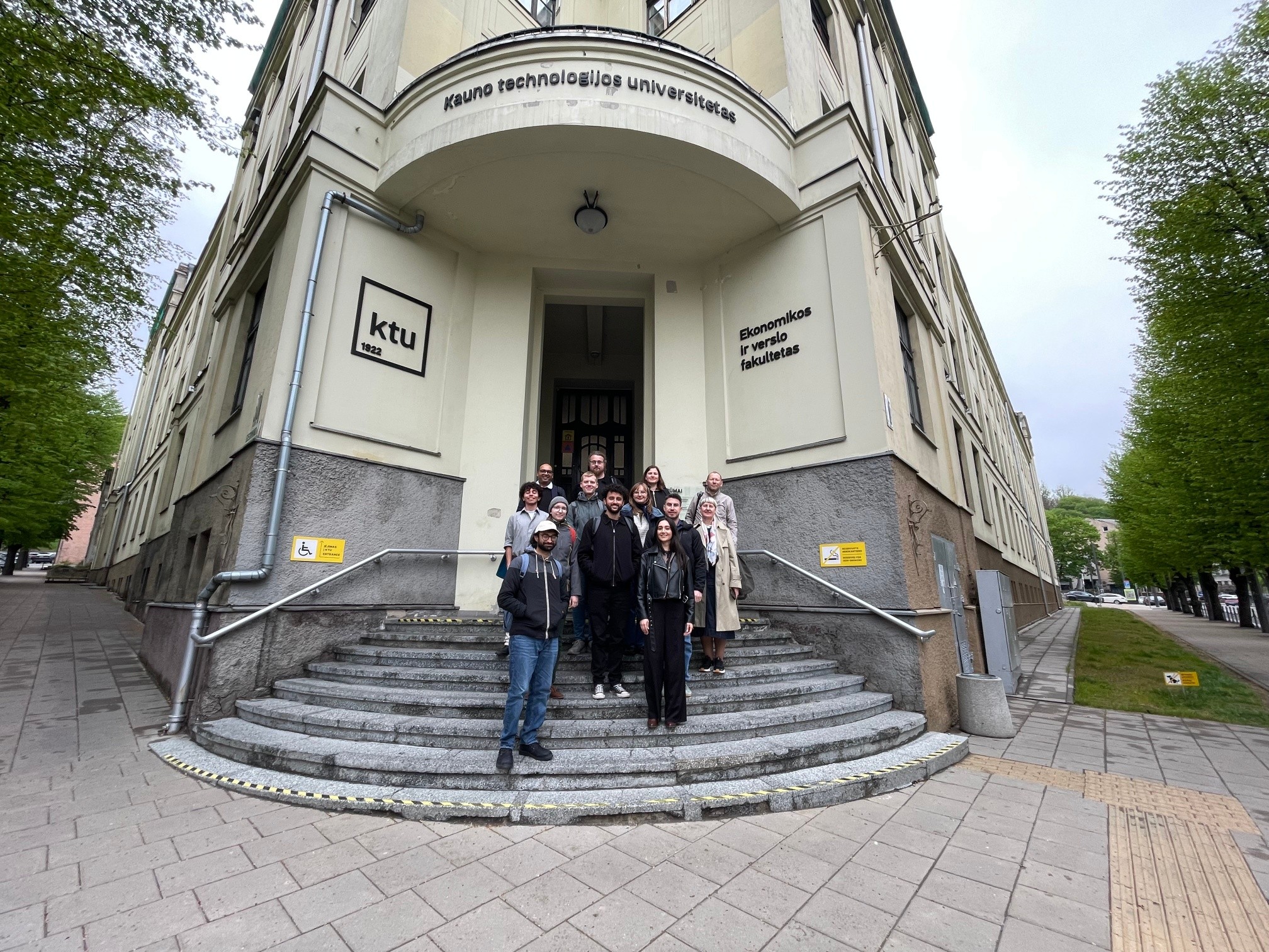&bdquo;LivMat&ldquo; projekto partneriai prie Kauno technologijos universiteto pastato Kaune.